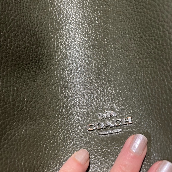 Coach Pebble Green Leather Shoulder Bag with Minimalist Design - Picture 2 of 6